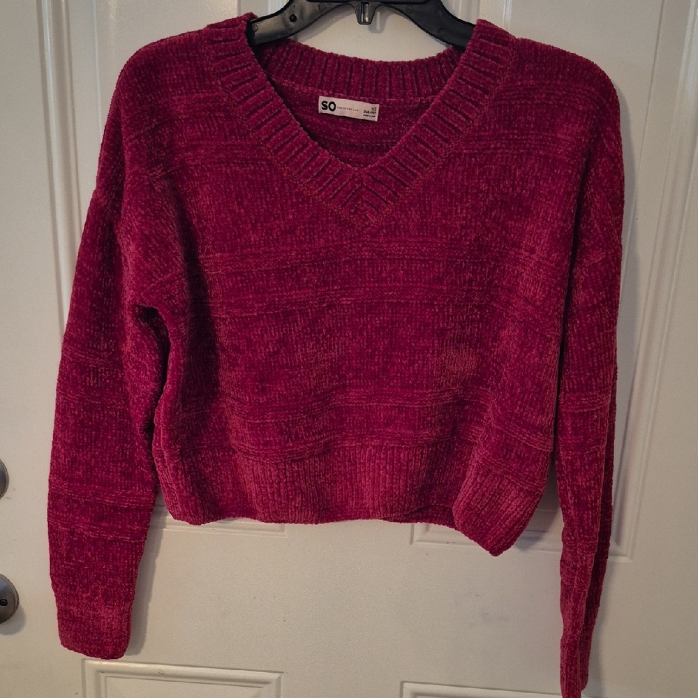 NWT SO Women's pullover V-Neck Sweater in Modern MAROON. So soft and comforable.